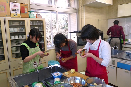 111219留学生が日本家庭料理02