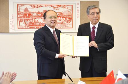20111202聊城大学訪問　協定締結