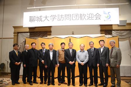 20111202聊城大学訪問　川村学長による歓迎会
