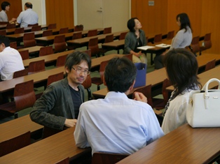 学部別説明会の個別相談風景