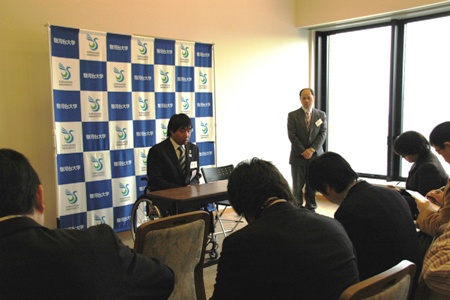 共同記者会見に臨む鈴木くん