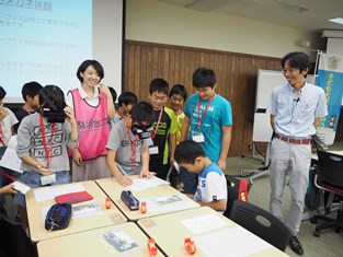 思うように文字が書けずに悪戦苦闘中...