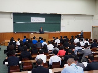 全体会での吉田恒雄学長の挨拶