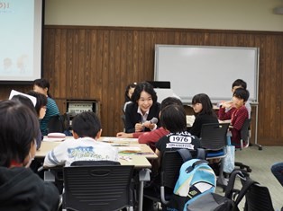 先生の質問に学生がしっかり答えます