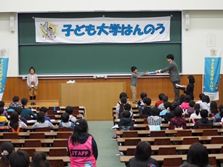 学生一人ひとりに修了証書を授与