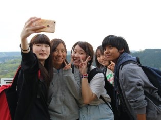 天覧山山頂で写真撮影をする学生たち