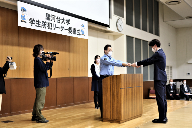 学生代表者に委嘱状交付
