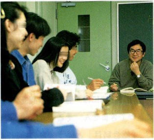 教育者として。（「1999駿河台大学受験ガイド」に掲載された写真です）