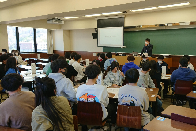 新入生セミナー2日目・グループワークの様子（2022.4.8撮影）