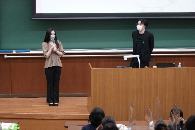 学生トークで語る経済経営学部4年の築地悠さん（左）（2022.5.21撮影）