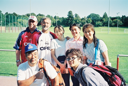 本学関係者とミュラーさん（2000年）