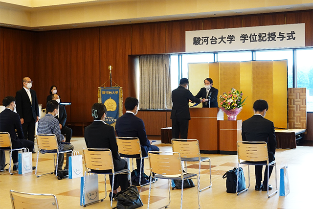 大森一宏学長による学位記の授与