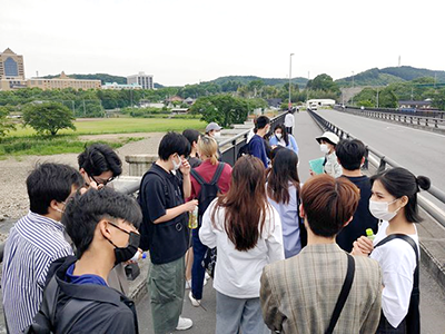 あいわ橋付近から大学を望む