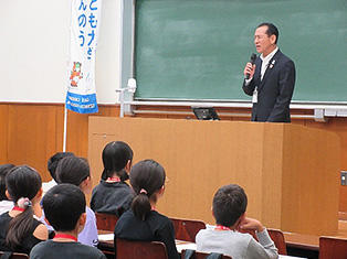 修了式の様子<br>子ども大学はんのう 副学長（今井教育長）より閉式の挨拶