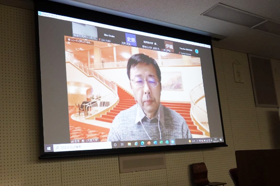 Zoomを通じてご参加くださった金水敏大阪大学大学院文学研究科教授。第2講義棟4階AVホール（7404教室）にて。