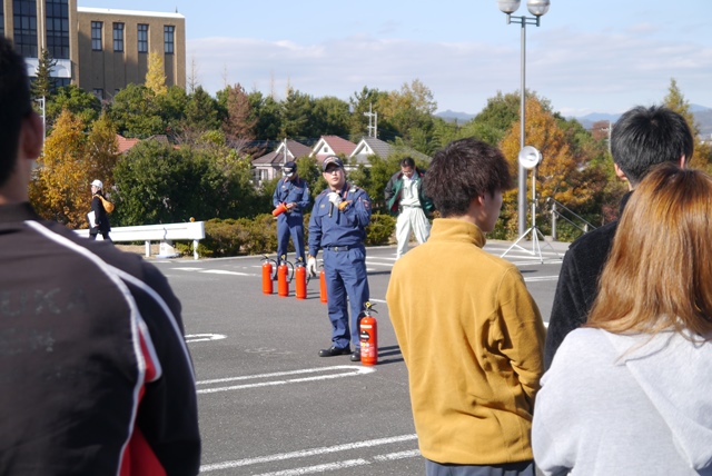 20181127学生寮の防災訓練01.JPG